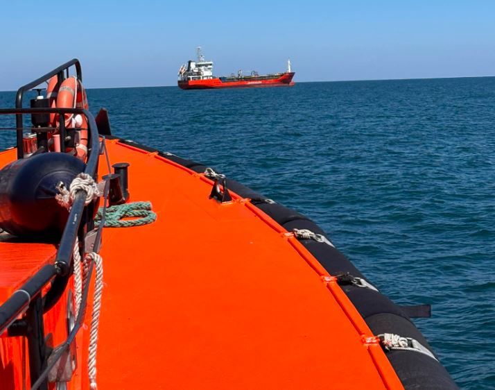 ARSVOM a intervenit pentru preluarea unui marinar indian de pe o nava ancorata in Portul Constanta. Video
