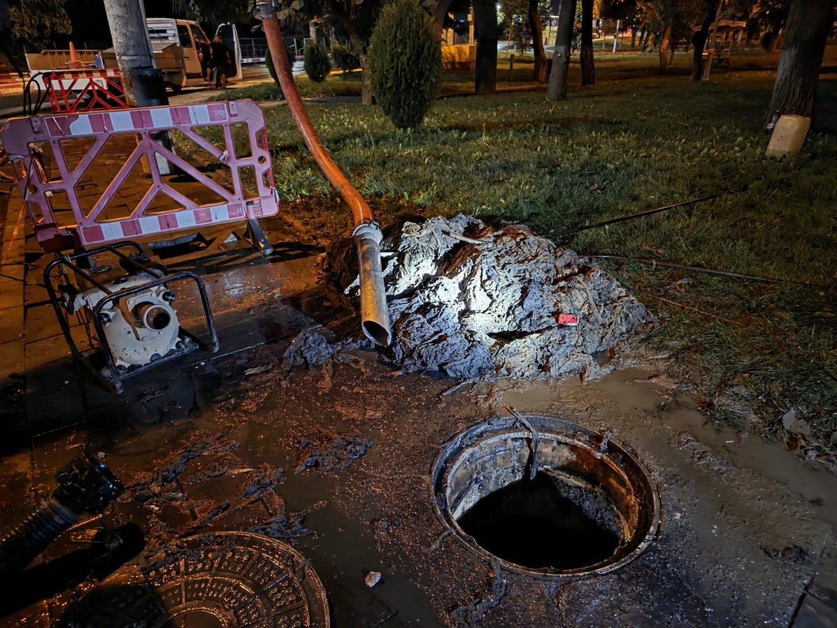 Interventie complexa a echipei RAJA pentru deblocarea colectorului principal de canalizare din orasul Navodari Interventie complexa a echipei RAJA pentru deblocarea colectorului principal de canalizare din orasul Navodari