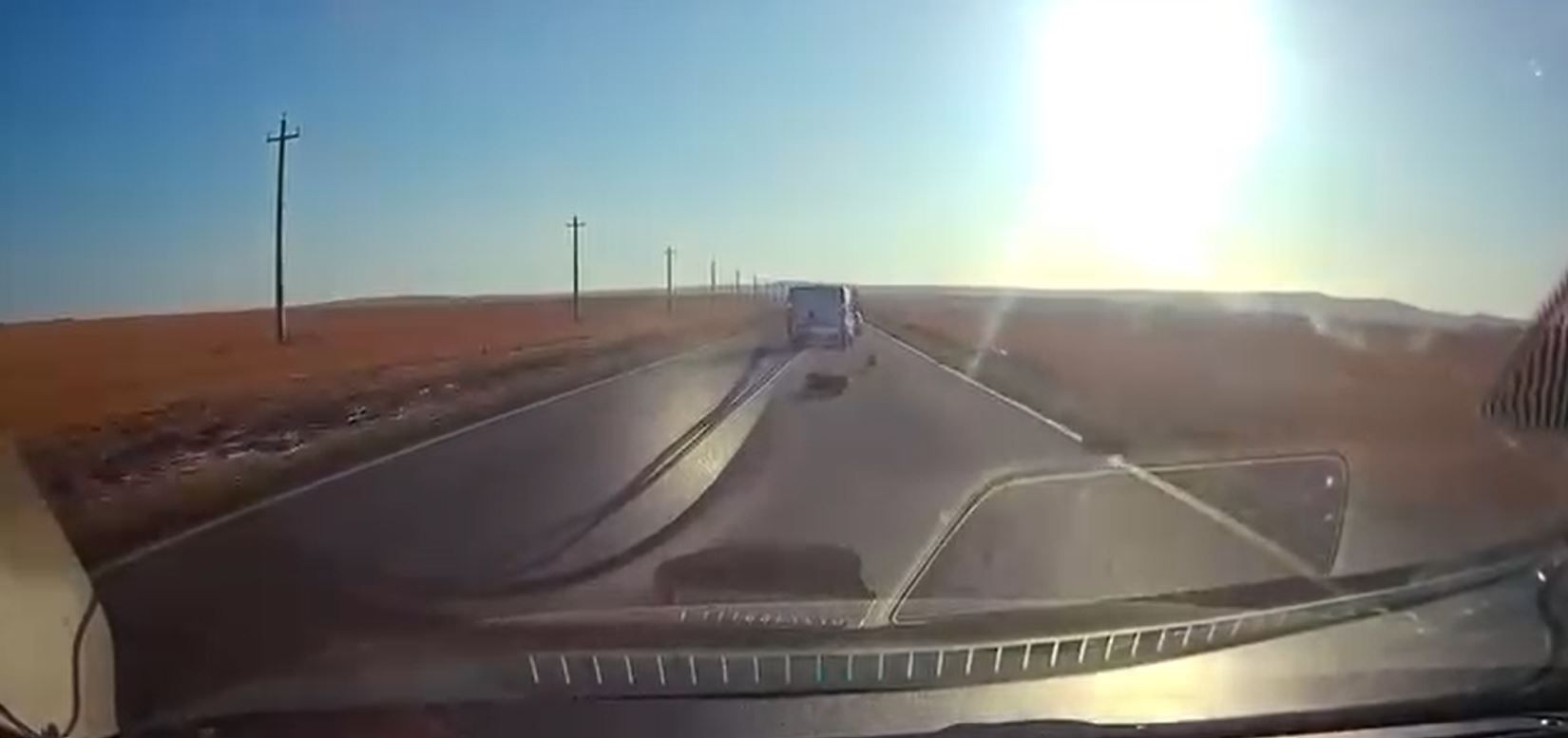 Scene socante pe un drum din Tulcea! Un copil a cazut dintr-o autoutilitara si era la un pas sa fie calcat de TIR. Video
