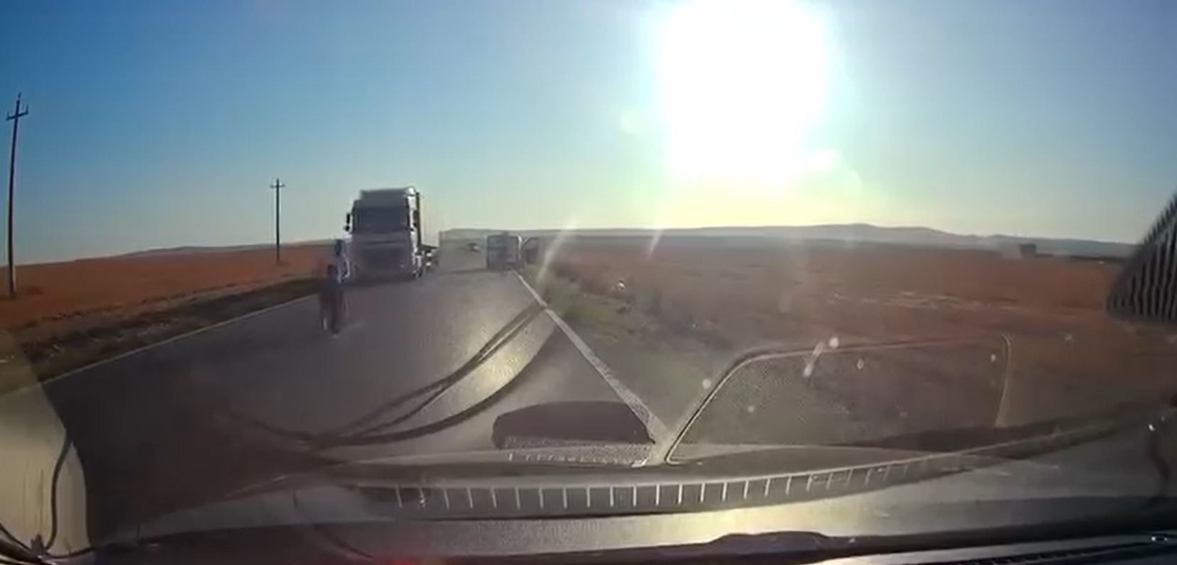 Scene socante pe un drum din Tulcea! Un copil a cazut dintr-o autoutilitara si era la un pas sa fie calcat de TIR. Video