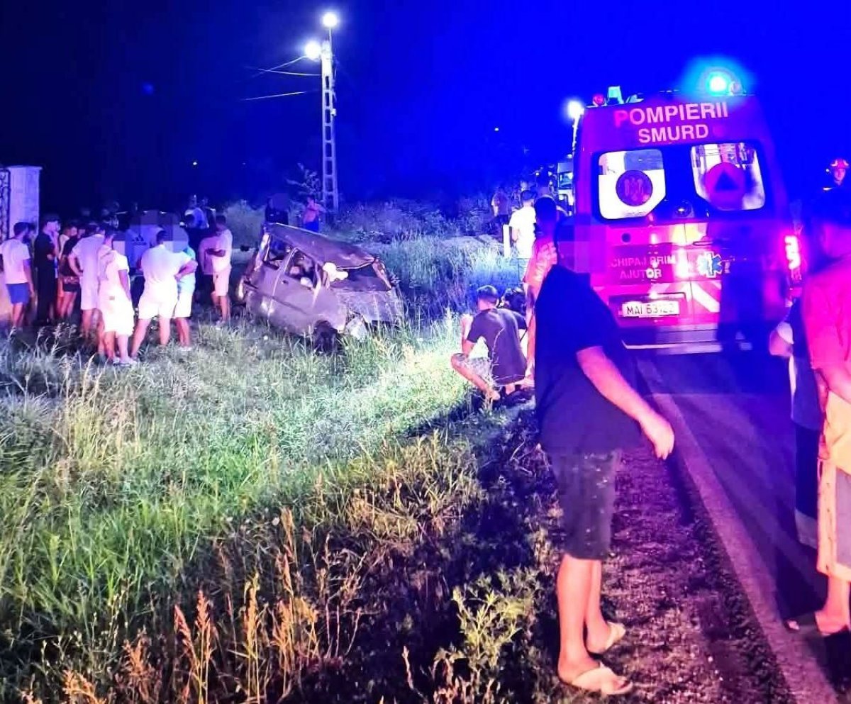 Un tanar de 20 de ani, fara permis de conducere, a lovit mortal 3 pietoni si s-a rasturnat cu masina. Video