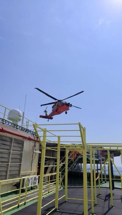  Incident pe o macara, aproape de Neptun Deep. Interventie in premiera a elicopterului Black Hawk al MAI in largul Marii Negre. Video