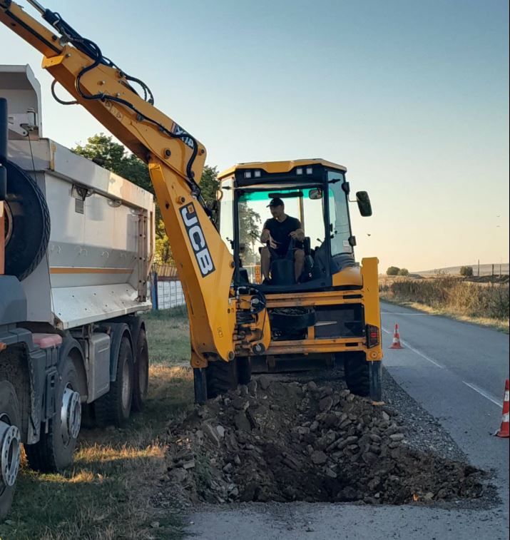 Echipajele Drumuri Judetene Constanta S.A. asfalteaza DJ 225 Targusor - Mireasa
