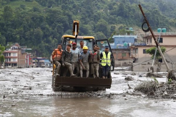 Mii de familii din Nepal așteaptă răspunsuri, identificarea victimelor merge lent, iar speranțele scad