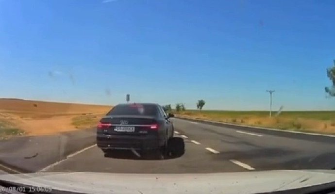Inconștiență la volan: Doi șoferi au fost la un pas de dezastru, după o depășire iresponsabilă, fără să se asigure. Video