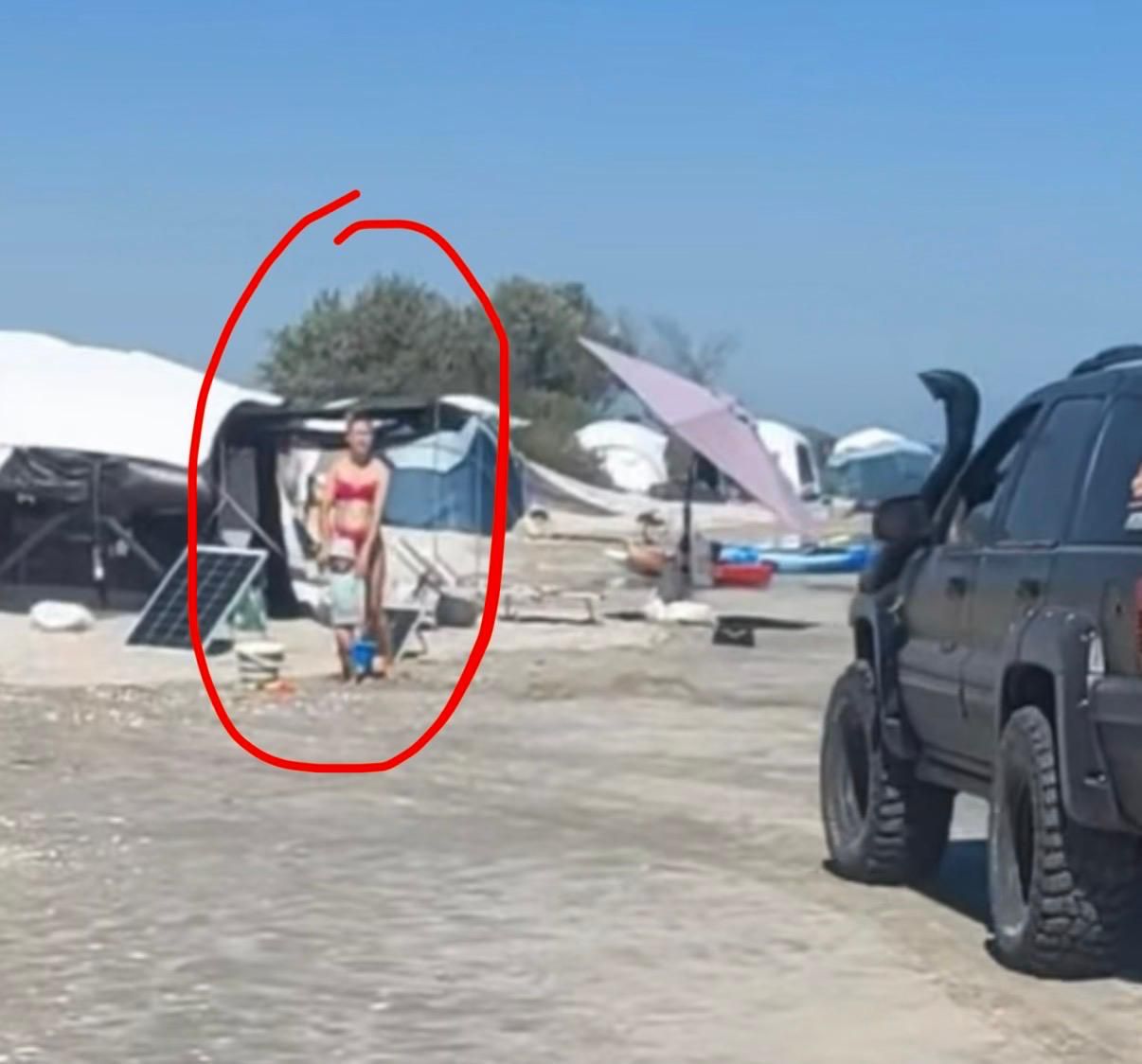 Trei autoturisme &bdquo;au defilat&ldquo; pe plaja salbatica Vadu, printre adulti si copii. Vezi ce risca soferii daca sunt prinsi. Video
