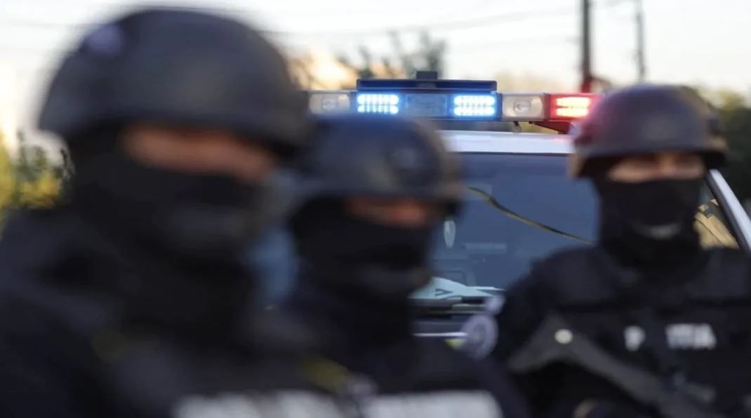Trupele speciale ale Politiei, interventie de urgenta. Un tata ameninta ca isi ucide copilul cu un cutter