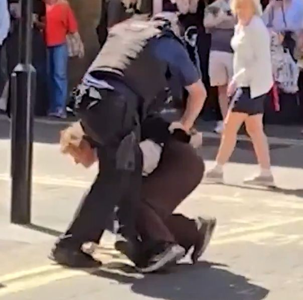 Ea este femeia care a injunghiat patru barbati intr-un cartier din Londra! Martorii spun ca ar fi romanca. Video Ea este femeia care a injunghiat patru barbati intr-un cartier din Londra! Martorii spun ca ar fi romanca. Video