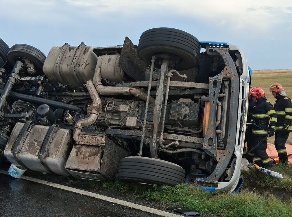 Accident rutier la iesire din localitatea Harsova! Un TIR s-a rasturnat Accident rutier la iesire din localitatea Harsova! Un TIR s-a rasturnat