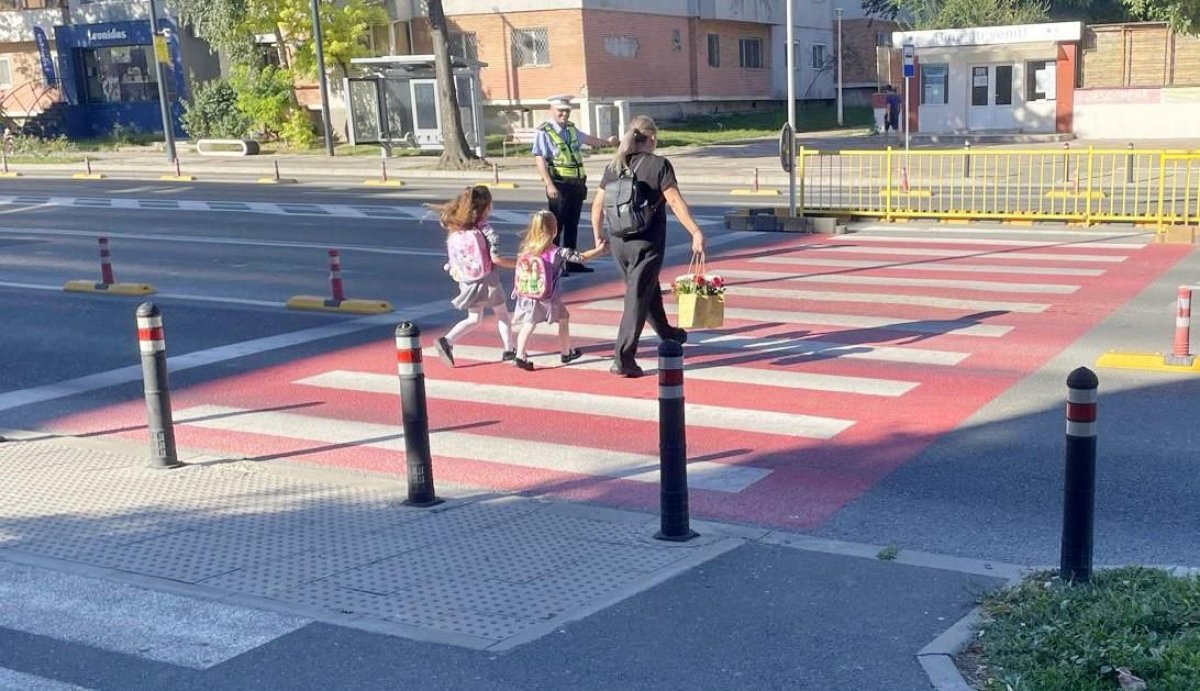 Politistii locali, alaturi de elevi, la inceputul noului an scolar