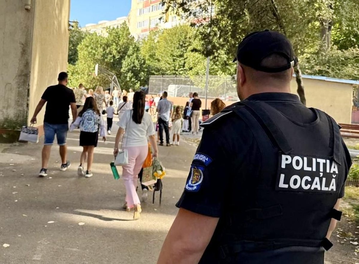 Politistii locali, alaturi de elevi, la inceputul noului an scolar