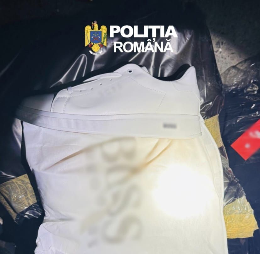 Control de amploare in Giurgiu: Peste 2.100 de parfumuri si haine de firma false, confiscate dintr-un autocar care mergea spre Bucuresti Control de amploare in Giurgiu: Peste 2.100 de parfumuri si haine de firma false, confiscate dintr-un autocar care mergea spre Bucuresti