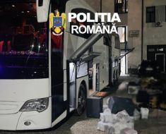 Control de amploare în Giurgiu: Peste 2.100 de parfumuri și haine de firmă false, confiscate dintr-un autocar care mergea spre București Control de amploare în Giurgiu: Peste 2.100 de parfumuri și haine de firmă false, confiscate dintr-un autocar care mergea spre București