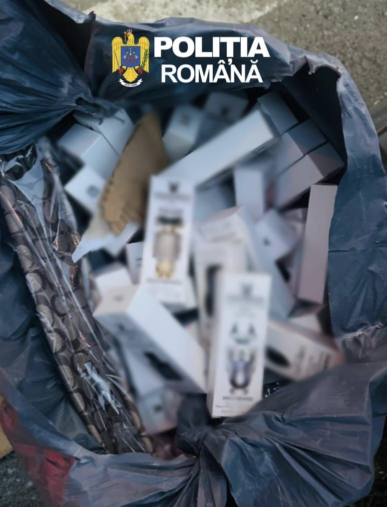 Control de amploare in Giurgiu: Peste 2.100 de parfumuri si haine de firma false, confiscate dintr-un autocar care mergea spre Bucuresti Control de amploare in Giurgiu: Peste 2.100 de parfumuri si haine de firma false, confiscate dintr-un autocar care mergea spre Bucuresti