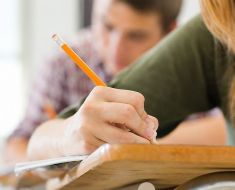 Elevii de clasa a IX-a vor primi manualele noi abia la sfârșitul lunii noiembrie Elevii de clasa a IX-a vor primi manualele noi abia la sfârșitul lunii noiembrie