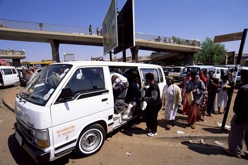 Carnagiu intr-o taverna de langa Johannesburg. 17 persoane au fost ucise de barbati inarmati cu pusti AK-47 si pistoale Carnagiu intr-o taverna de langa Johannesburg. 17 persoane au fost ucise de barbati inarmati cu pusti AK-47 si pistoale
