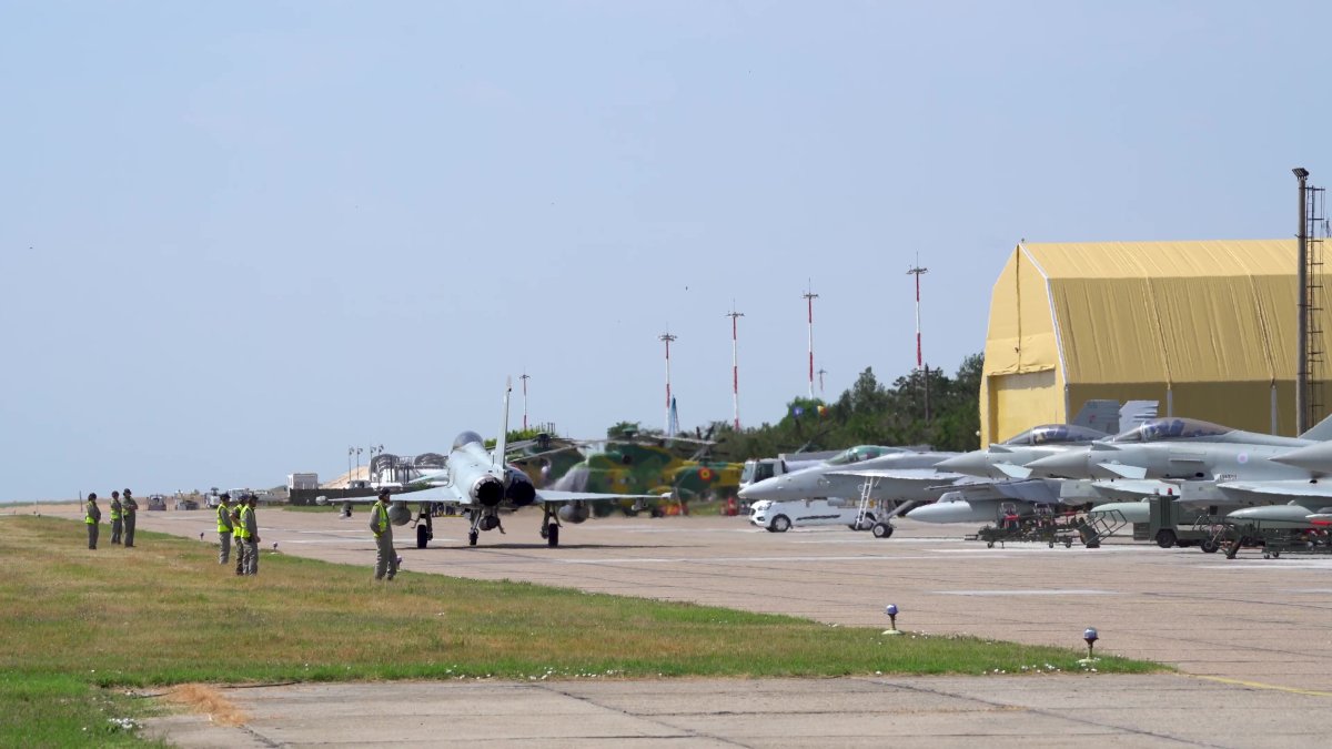 Analiza dura a presei internationale: Trump ameninta NATO cu retragerea trupelor, dar investeste masiv in baza militara Mihail Kogalniceanu Analiza dura a presei internationale: Trump ameninta NATO cu retragerea trupelor, dar investeste masiv in baza militara Mihail Kogalniceanu