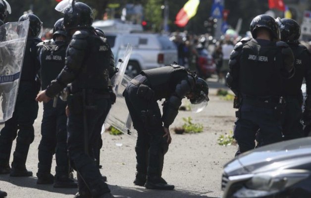 Un jandarm a ajuns în stare gravă la spital, după confruntările violente din Piața Victoriei