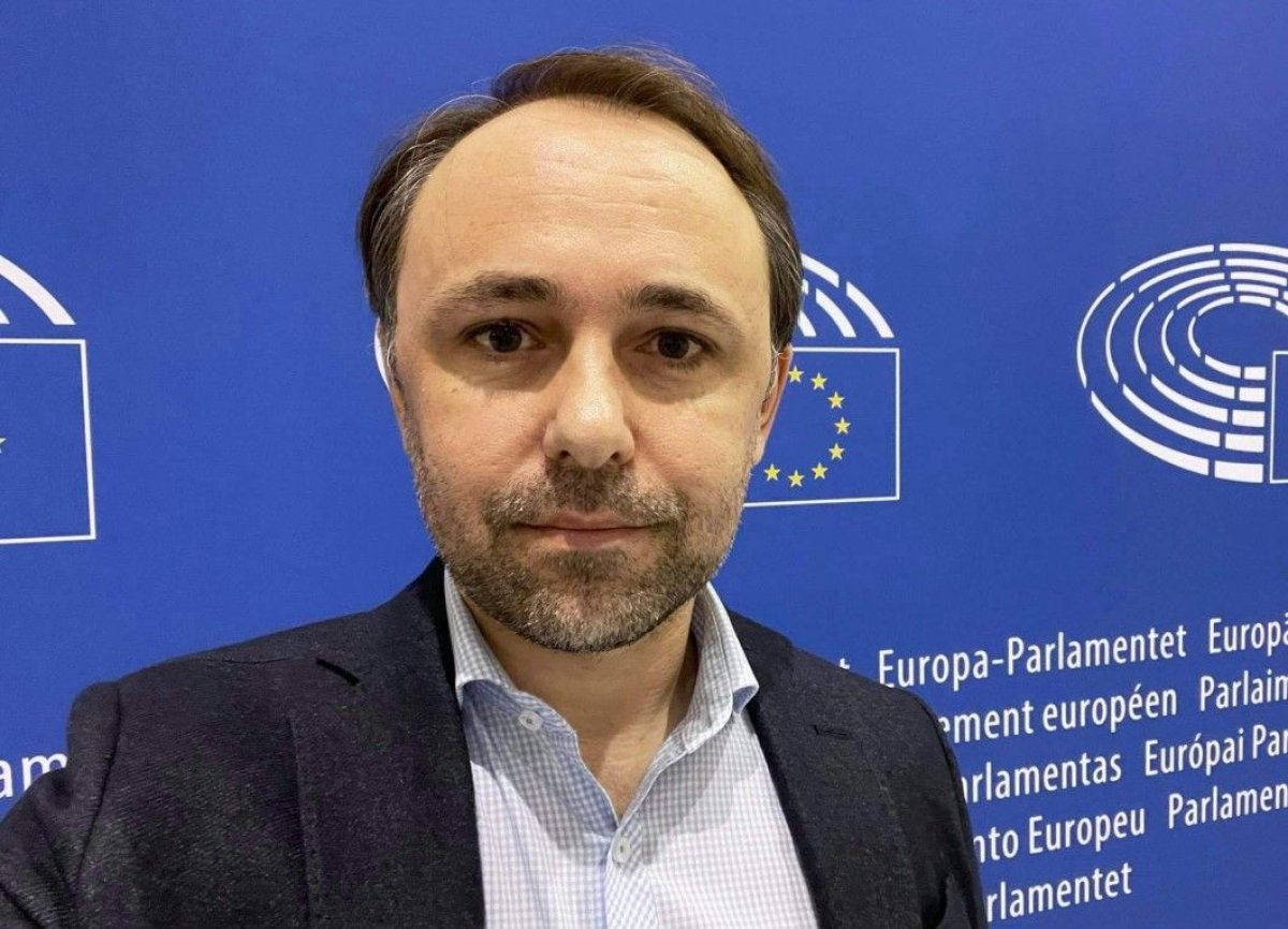 Cazul ambulantei atacate pentru ca „ar fi furat copii“ ajunge la Comisia Europeana, dupa ce a fost depusa o plangere la TikTok Cazul ambulantei atacate pentru ca „ar fi furat copii“ ajunge la Comisia Europeana, dupa ce a fost depusa o plangere la TikTok