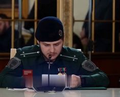 Fiul de 18 ani al lui Kadîrov a devenit ținta ironiilor pe internet, după ce s-a chinuit să citească un raport. Video Fiul de 18 ani al lui Kadîrov a devenit ținta ironiilor pe internet, după ce s-a chinuit să citească un raport. Video