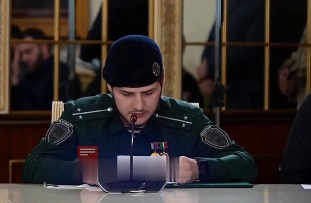 Fiul de 18 ani al lui Kadîrov a devenit ținta ironiilor pe internet, după ce s-a chinuit să citească un raport. Video