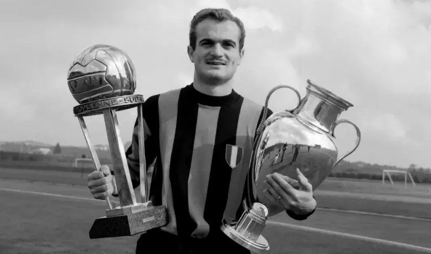 A murit unul dintre cei mai faimosi jucatori din istoria lui Inter. Mesajul transmis de echipa lui Cristi Chivu A murit unul dintre cei mai faimosi jucatori din istoria lui Inter. Mesajul transmis de echipa lui Cristi Chivu