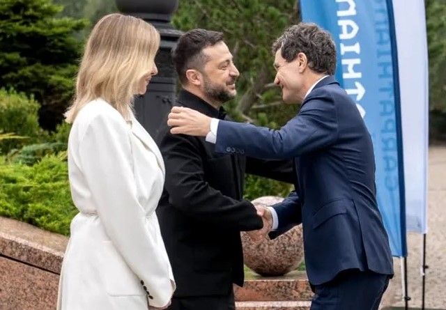 Imagini amuzante la summitul din Ucraina: Nicusor Dan a fost filmat cand isi aranja sosetele. Zelenski se uita siderat. Video Imagini amuzante la summitul din Ucraina: Nicusor Dan a fost filmat cand isi aranja sosetele. Zelenski se uita siderat. Video