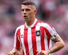 Fotbal: Căpitanul Elveției, Granit Xhaka, anchetat pentru obținerea certificatului fals de vaccinare împotriva Covid Fotbal: Căpitanul Elveției, Granit Xhaka, anchetat pentru obținerea certificatului fals de vaccinare împotriva Covid