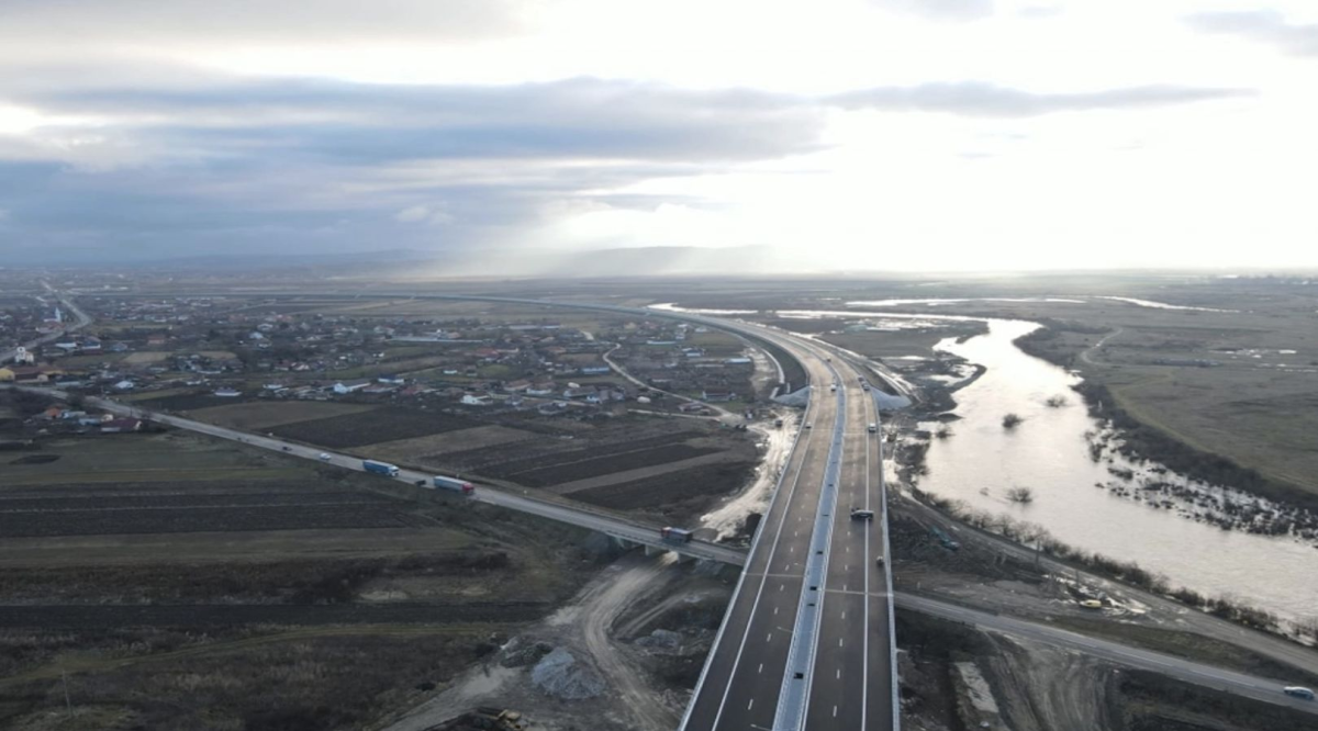 Minunea din Noiembrie: se deschide traficul pe autostrada-fantoma inceputa acum aproape 25 de ani Minunea din Noiembrie: se deschide traficul pe autostrada-fantoma inceputa acum aproape 25 de ani