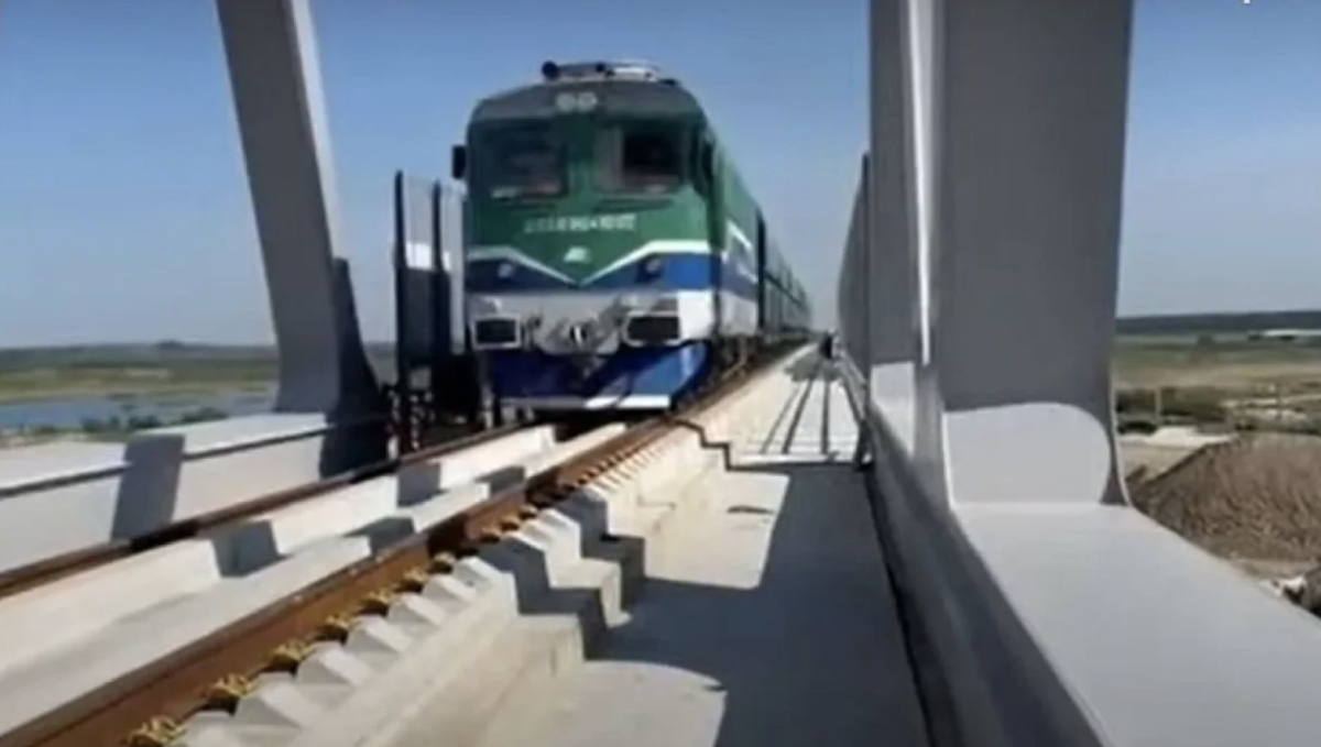 Tren international cu romani, blocat pe podul Giurgiu–Ruse: Probleme la locomotiva, interventie de urgenta pe teritoriul Bulgariei Tren international cu romani, blocat pe podul Giurgiu–Ruse: Probleme la locomotiva, interventie de urgenta pe teritoriul Bulgariei