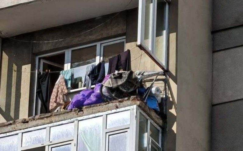 Mai multe bucati dintr-un balcon s-au desprins si au cazut peste o masina, de la etajul sapte al unui bloc. Video Mai multe bucati dintr-un balcon s-au desprins si au cazut peste o masina, de la etajul sapte al unui bloc. Video