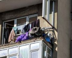Mai multe bucăți dintr-un balcon s-au desprins și au căzut peste o mașină, de la etajul șapte al unui bloc. Video Mai multe bucăți dintr-un balcon s-au desprins și au căzut peste o mașină, de la etajul șapte al unui bloc. Video