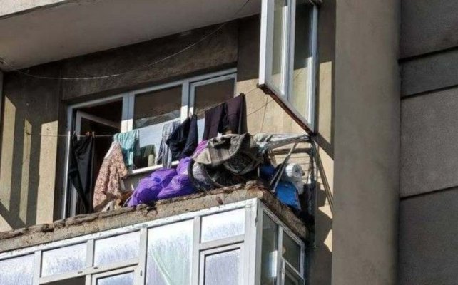 Mai multe bucăți dintr-un balcon s-au desprins și au căzut peste o mașină, de la etajul șapte al unui bloc. Video