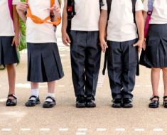 Proiect de lege adoptat: Elevii vor fi obligați să se prezinte la școală în uniformă