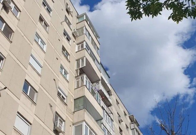 Ancheta la blocul unde un balcon a cazut peste o masina. Imobilul era pe lista de asteptare la anvelopare Ancheta la blocul unde un balcon a cazut peste o masina. Imobilul era pe lista de asteptare la anvelopare