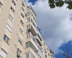 Anchetă la blocul unde un balcon a căzut peste o mașină. Imobilul era pe lista de așteptare la anvelopare Anchetă la blocul unde un balcon a căzut peste o mașină. Imobilul era pe lista de așteptare la anvelopare
