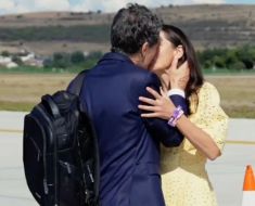 Imagini virale: Nicușor Dan și Mirabela Grădinaru s-au sărutat pasional pe pista aeroportului. Video Imagini virale: Nicușor Dan și Mirabela Grădinaru s-au sărutat pasional pe pista aeroportului. Video