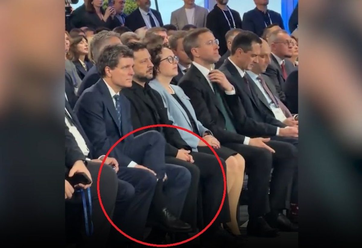 Imagini amuzante la summitul din Ucraina: Nicusor Dan a fost filmat cand isi aranja sosetele. Zelenski se uita siderat. Video Imagini amuzante la summitul din Ucraina: Nicusor Dan a fost filmat cand isi aranja sosetele. Zelenski se uita siderat. Video