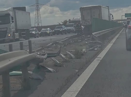 Accident rutier pe autostrada A4, în apropiere de Cumpăna: un autotren cu cereale a intrat în parapet