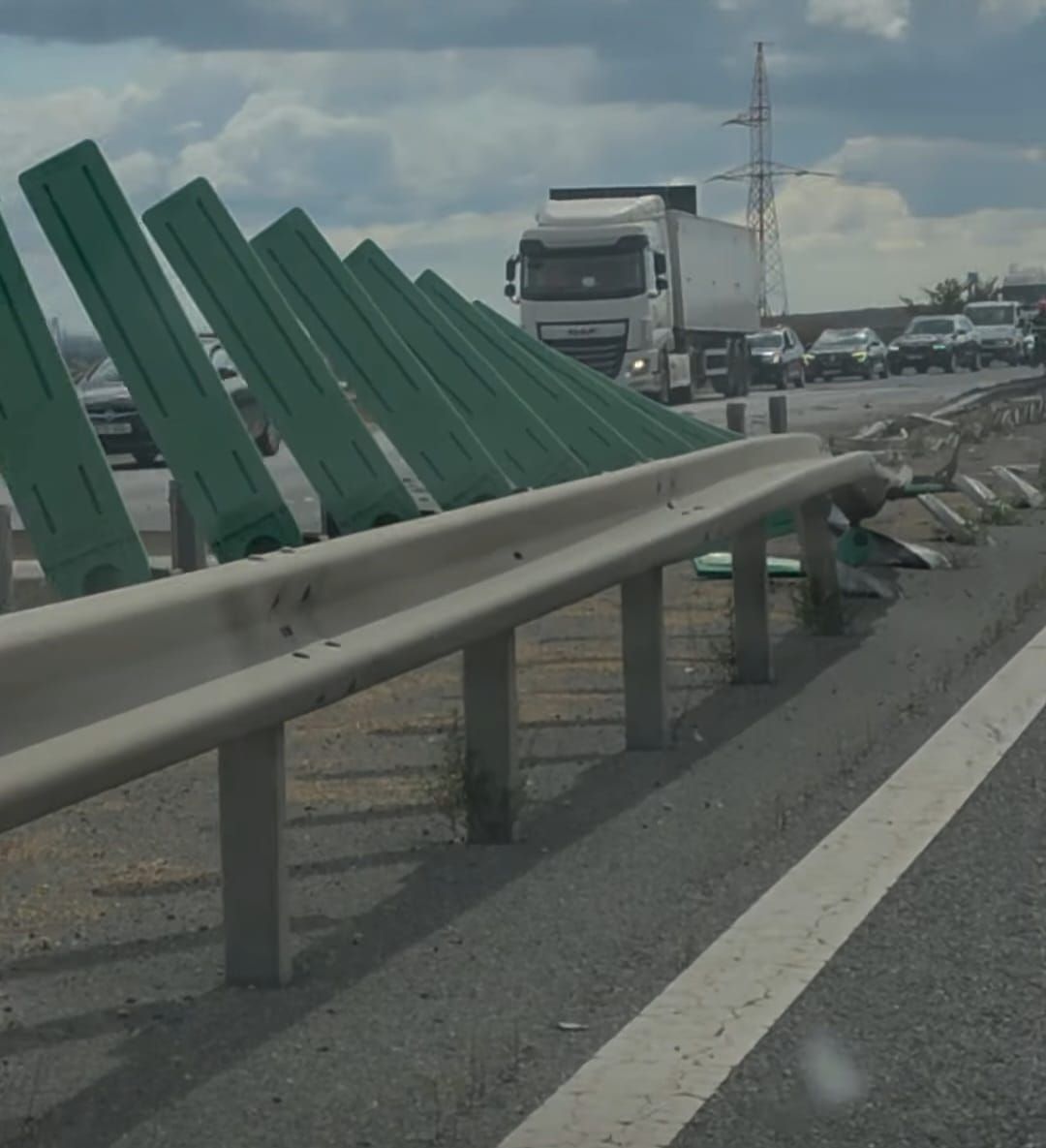 Accident rutier pe autostrada A4, in apropiere de Cumpana: un autotren cu cereale a intrat in parapet