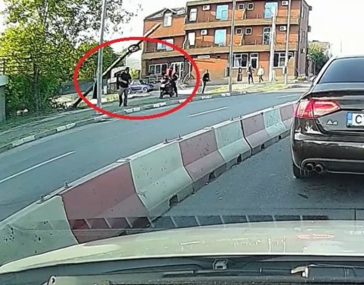 A scăpat miraculos! Un stâlp s-a prăbușit peste un bărbat, la Năvodari. Video