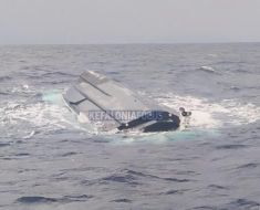 Român dispărut în Marea Ionică! Ambarcațiunea în care se afla s-a răsturnat în largul insulei Kefalonia. Video Român dispărut în Marea Ionică! Ambarcațiunea în care se afla s-a răsturnat în largul insulei Kefalonia. Video