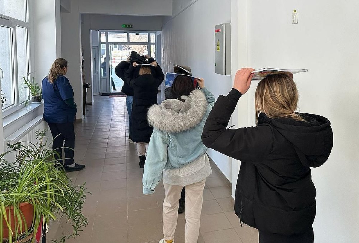 Fenomenul drona schimba si regulile din scoli. Departamentul pentru Situatii de Urgenta incepe pregatirea copiilor pentru alarmele de atac cu drone Fenomenul drona schimba si regulile din scoli. Departamentul pentru Situatii de Urgenta incepe pregatirea copiilor pentru alarmele de atac cu drone