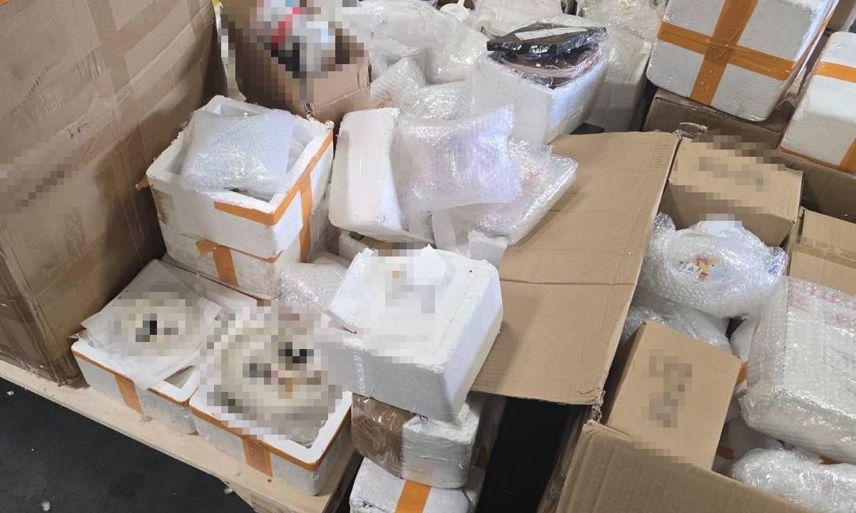 Mai multe bunuri contrafacute, venite din China, descoperite de politistii de frontiera constanteni. Video Mai multe bunuri contrafacute, venite din China, descoperite de politistii de frontiera constanteni. Video