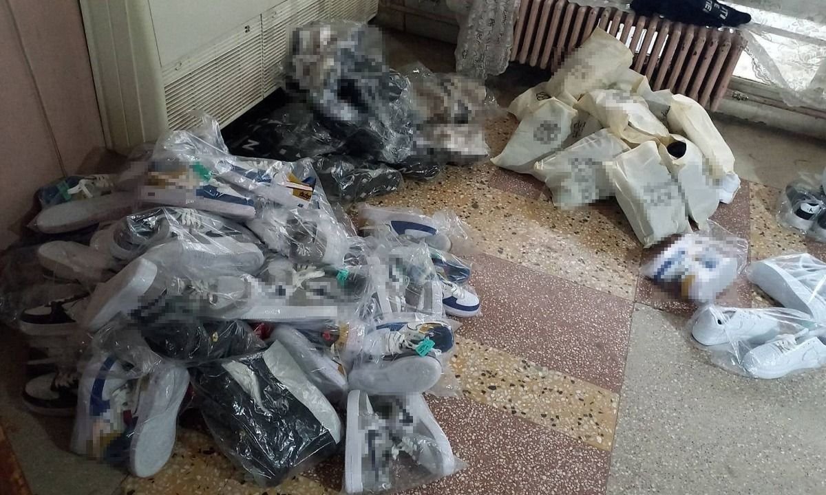Genti, adidasi si parfumuri in valoare de 1,4 milioane de lei, descoperite de politistii de frontiera constanteni Genti, adidasi si parfumuri in valoare de 1,4 milioane de lei, descoperite de politistii de frontiera constanteni