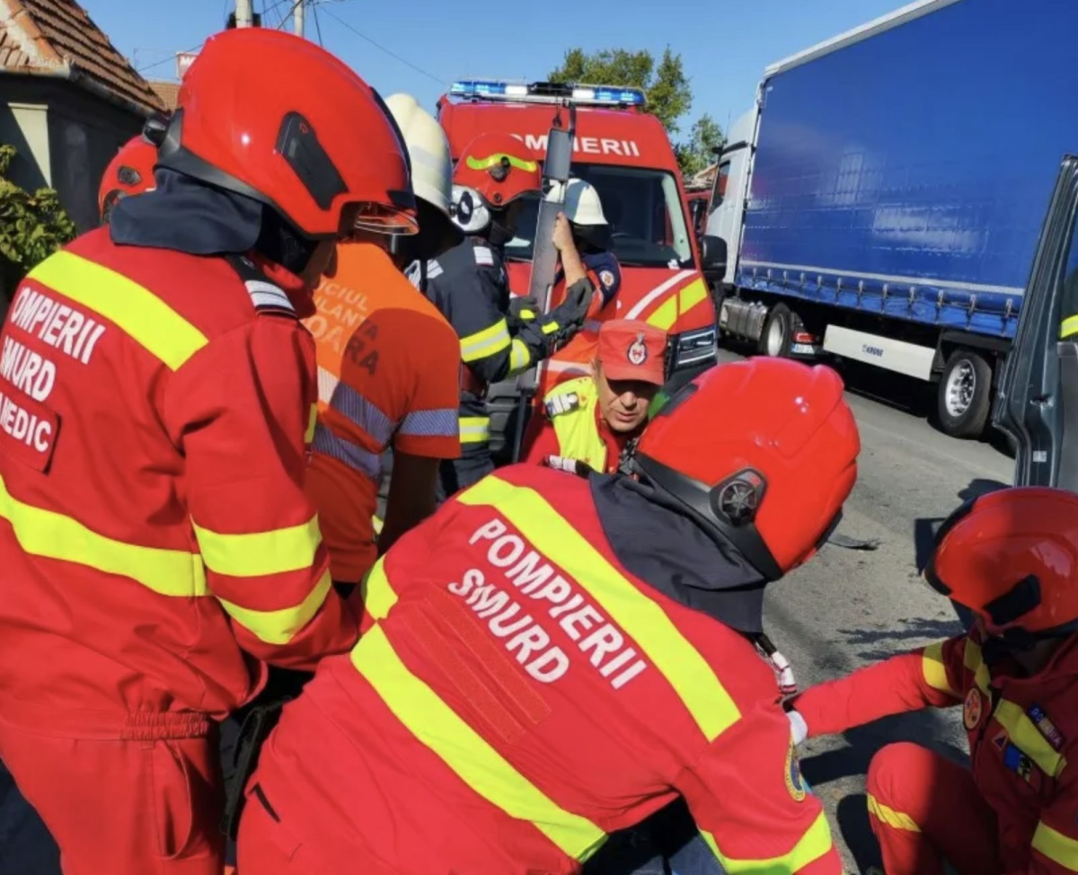 Accident grav pe DN 66, trafic blocat: Un microbuz cu noua persoane, intre care cinci copii, s-a ciocnit cu un TIR Accident grav pe DN 66, trafic blocat: Un microbuz cu noua persoane, intre care cinci copii, s-a ciocnit cu un TIR