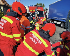 Accident grav pe DN 66, trafic blocat: Un microbuz cu nouă persoane, între care cinci copii, s-a ciocnit cu un TIR Accident grav pe DN 66, trafic blocat: Un microbuz cu nouă persoane, între care cinci copii, s-a ciocnit cu un TIR
