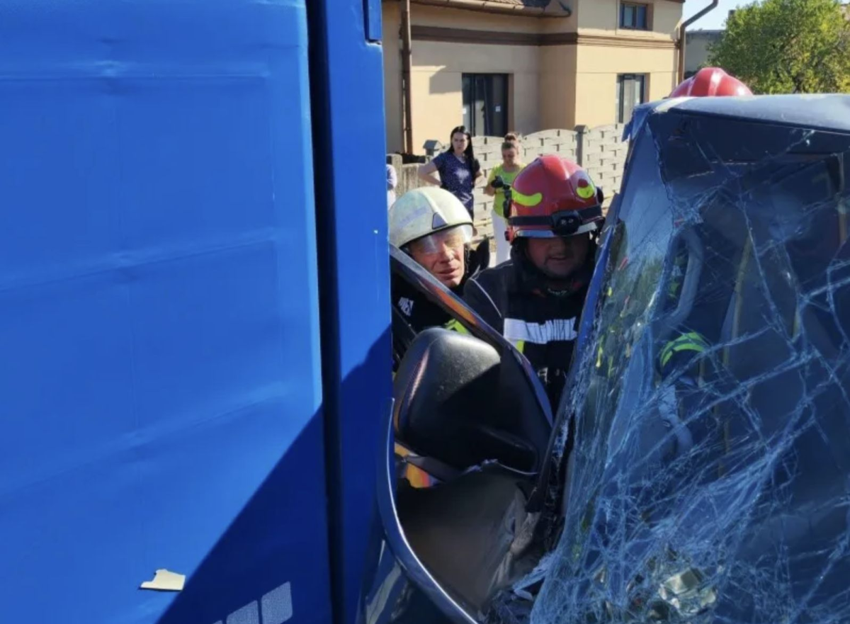 Accident grav pe DN 66, trafic blocat: Un microbuz cu noua persoane, intre care cinci copii, s-a ciocnit cu un TIR Accident grav pe DN 66, trafic blocat: Un microbuz cu noua persoane, intre care cinci copii, s-a ciocnit cu un TIR