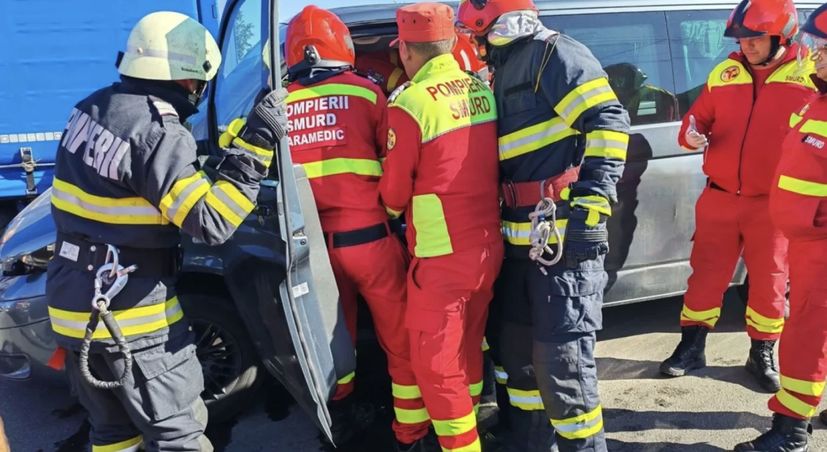 Accident grav pe DN 66, trafic blocat: Un microbuz cu noua persoane, intre care cinci copii, s-a ciocnit cu un TIR Accident grav pe DN 66, trafic blocat: Un microbuz cu noua persoane, intre care cinci copii, s-a ciocnit cu un TIR