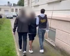 Un tânăr a fost arestat preventiv după ce a lăsat un bătrân fără bani și documente. Video Un tânăr a fost arestat preventiv după ce a lăsat un bătrân fără bani și documente. Video